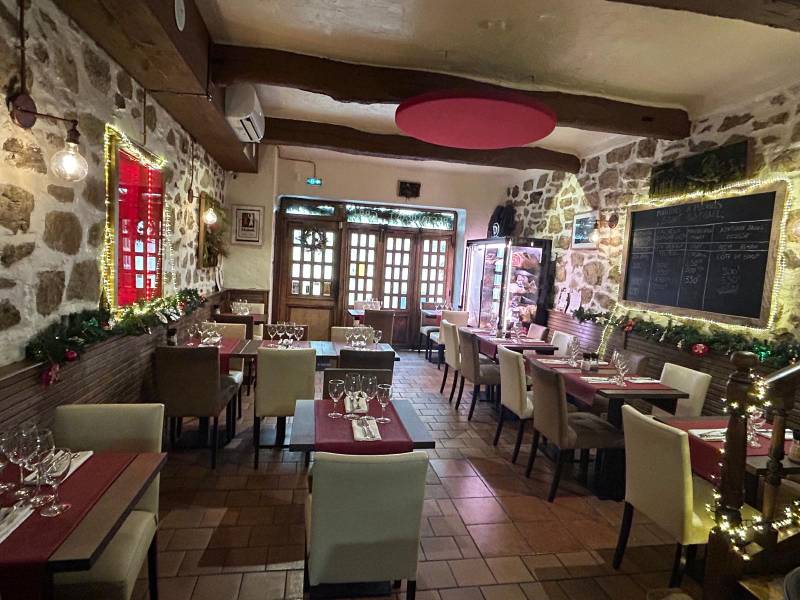 À Saint-Raphaël, dans un cadre chaleureux et convivial, offrez-vous un moment inoubliable, entre plats raffinés, saveurs uniques et viande d’exception.