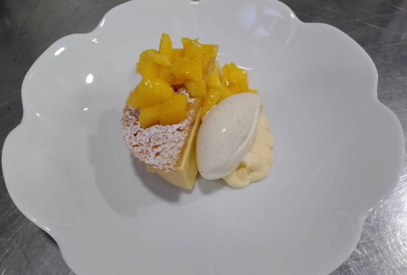 Bavaroise à la mangue, sablé à la noix de coco et glace à la vanille.