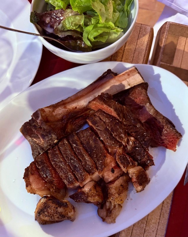 À la recherche d'un steakhouse près de Fréjus ? Notre établissement, spécialiste de la côte de bœuf et des viandes grillées, vous accueille dans une ambiance unique.