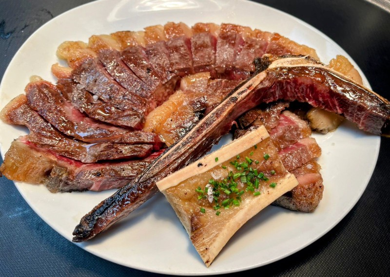 Restaurant de viandes affinées et produits frais avec carte de vins d’exception en bord de mer à Saint-Raphaël