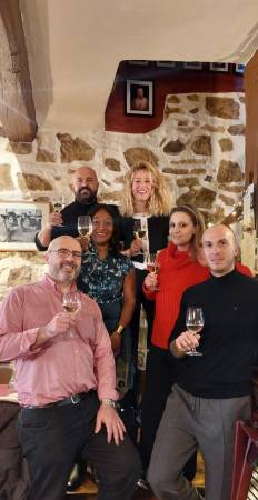 Notre zone d'activité pour ce service Restaurant cosy avec carte de saison comprenant tartare de bœuf et filet rossini servis avec grands crus de la région